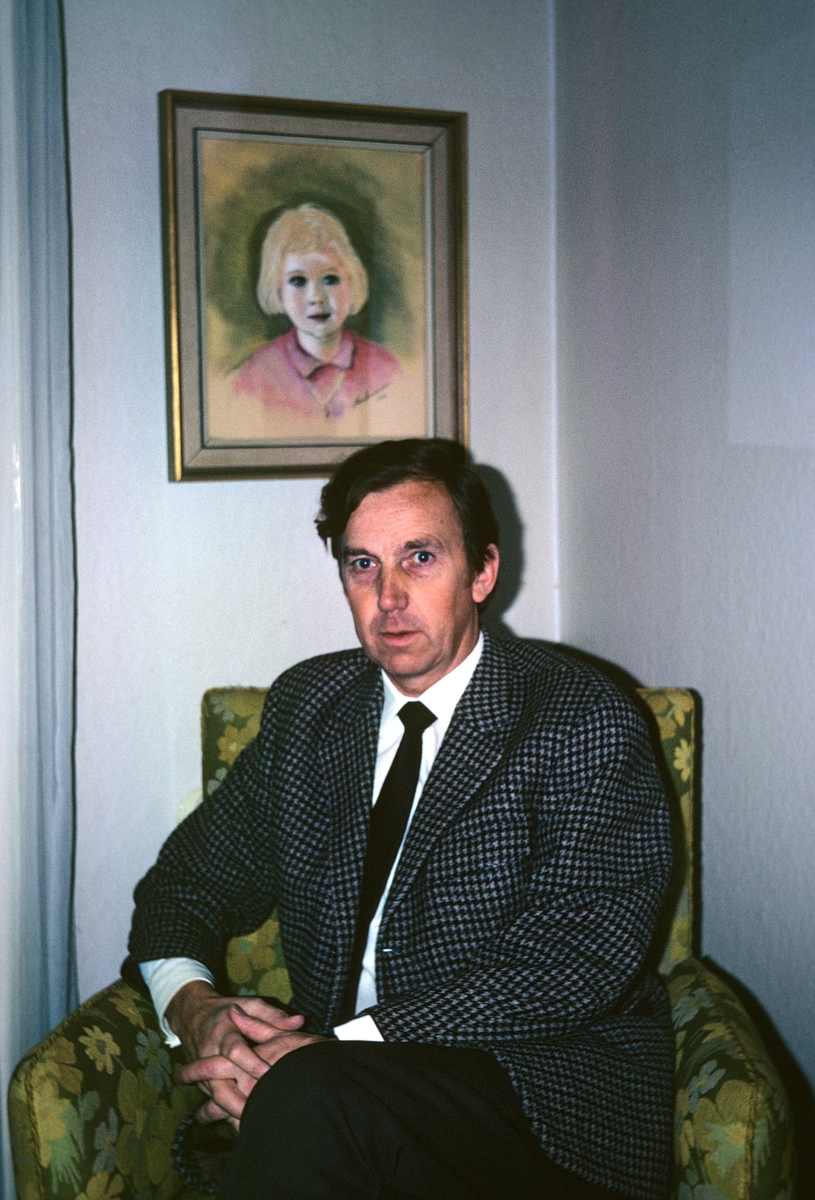 Porträttfotografi av Axel Carleson, chef för Flygvapenmuseum 1977-1989, sittandes i en fåtölj.