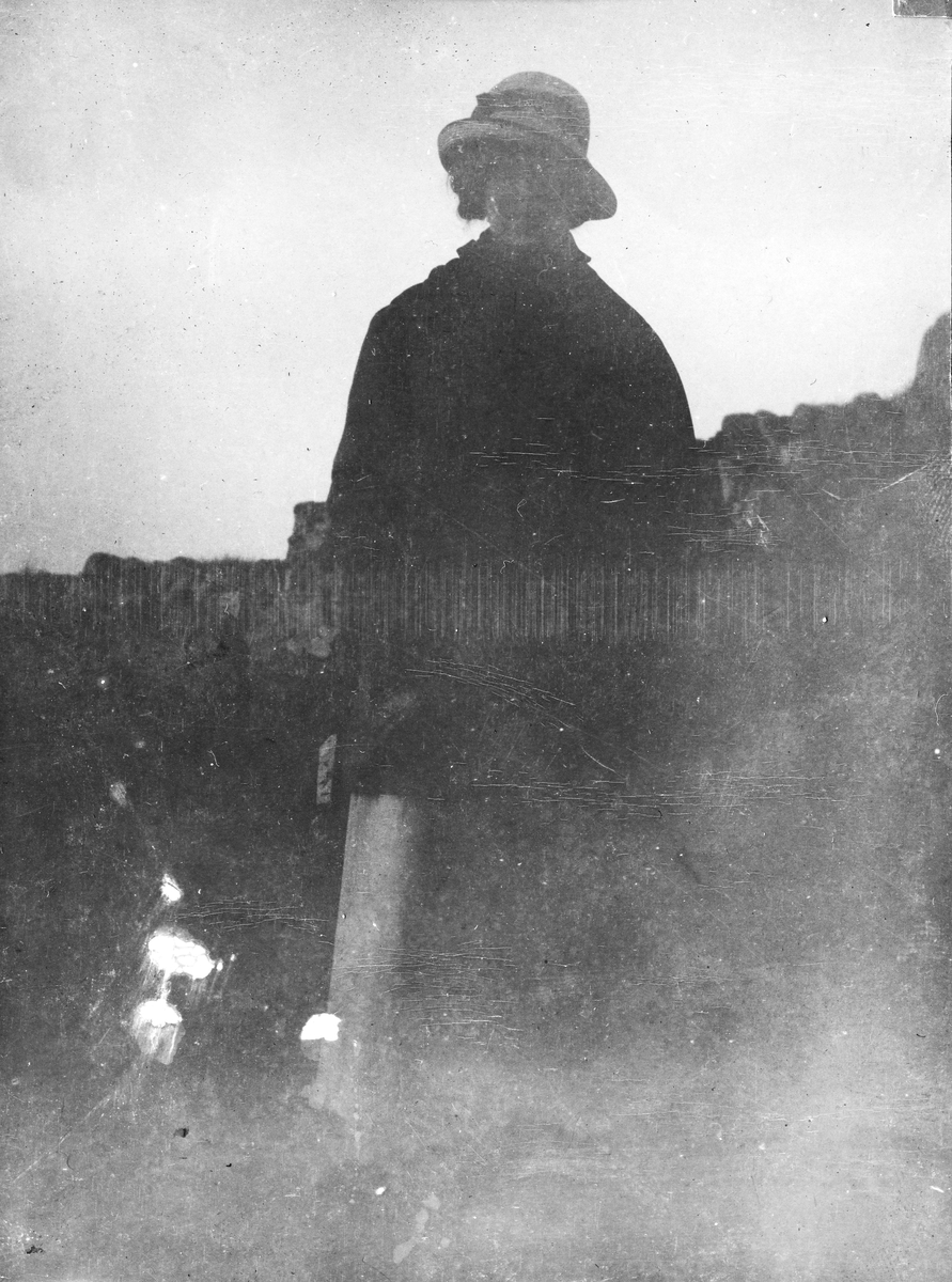 Torgunn Gundersen på tur til "Jomfru Trufast" sommeren 1918.