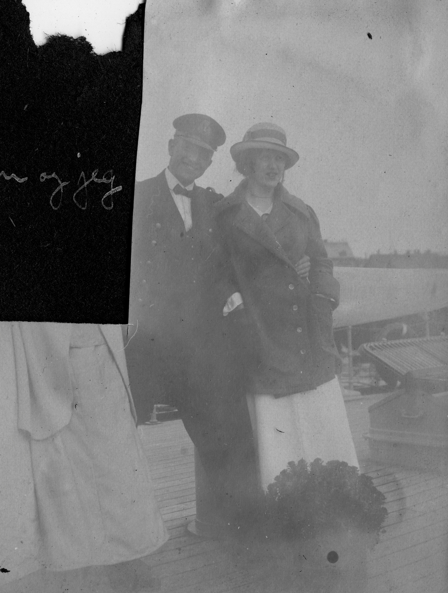 Ragnhild Gundersen og løytnant E.Røren på kanonbåten "Fridjof", Vardø sommeren, 1916. "Løytnant E.Rø