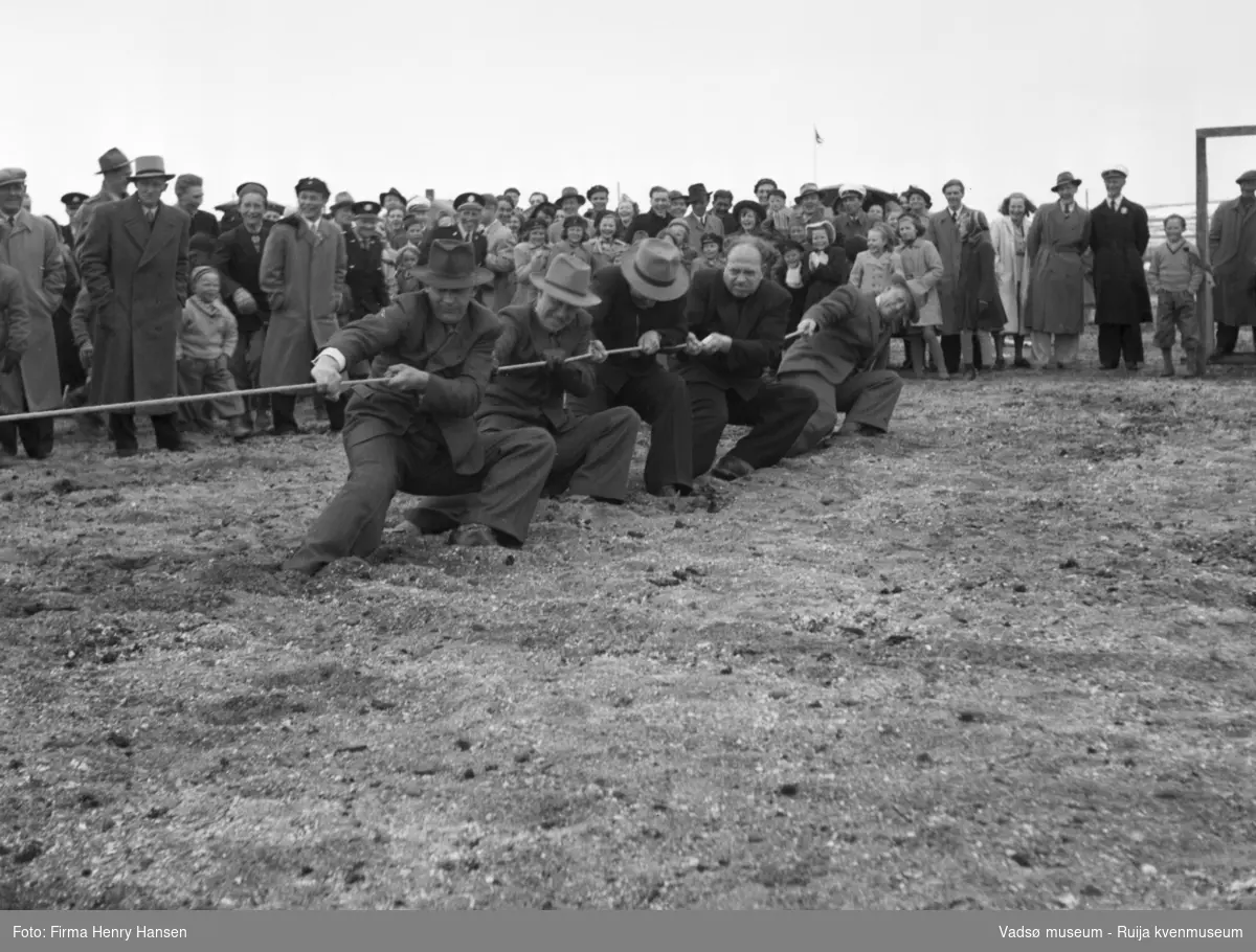 Vadsø 17 mai 1951. Tautrekkingskonkurranse, trolig på idrettsbanen. I enden av tauet ser vi fem menn.