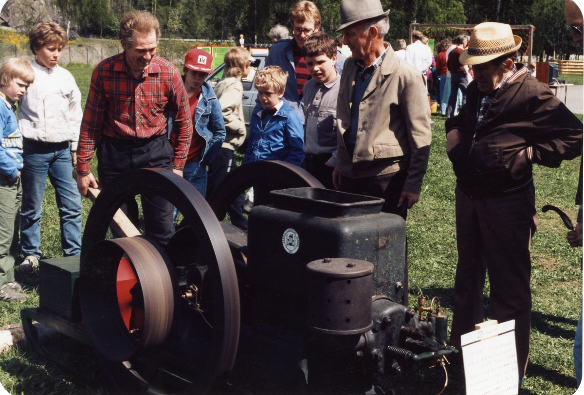 Hans Hansebråten, Toralf Leite og Reidar Dølve på jordbruksutstilling. Hansebråten med ein Trygg-motor frå 1934.