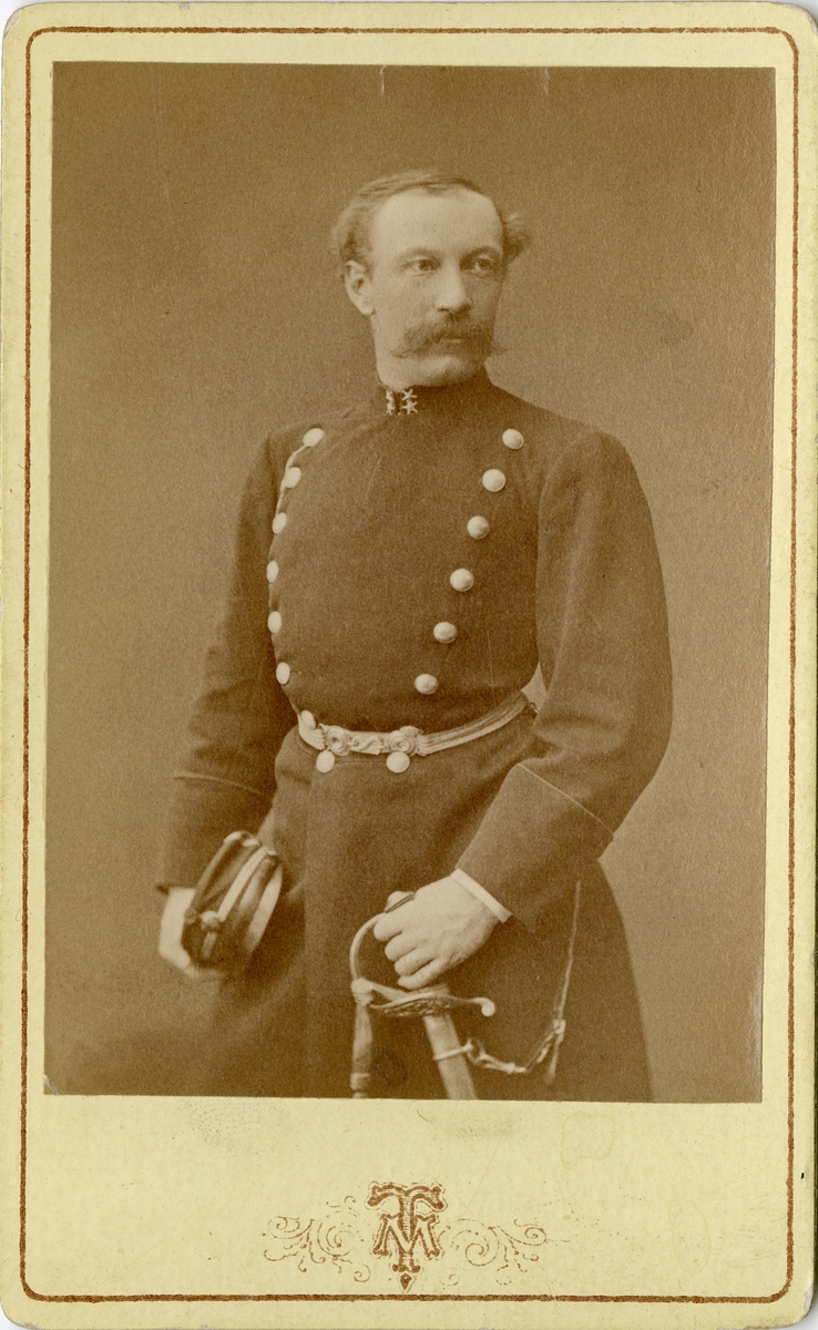 Porträtt av greve Carl Gustaf Wilhelm Sinclair, löjtnant vid Andra livgrenadjärregementet I 5.

Se även bild AMA.0001898.