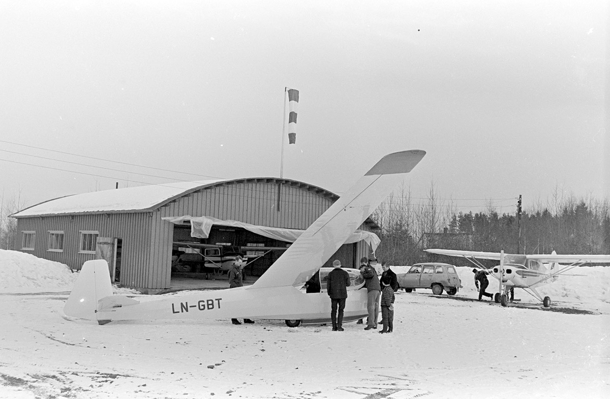 Hamar flyplass, Stavsberg, seilfly, hangar,småfly,