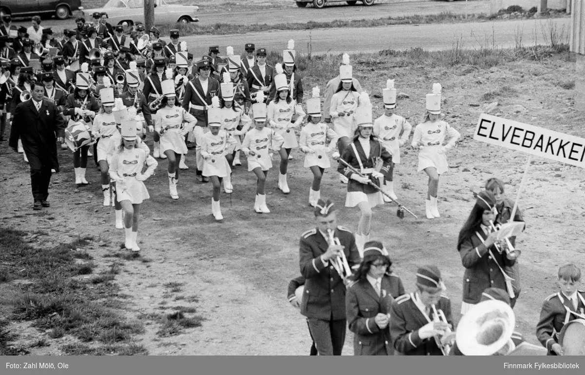 Fotografier fra Vadsø, juli 1969. Elvebakken skolekorps paraderer . Serie bilder av skolemusikkorps som paraderer i gatene.  Sangen og Musikkens dag i Vadsø 17.5.1968.