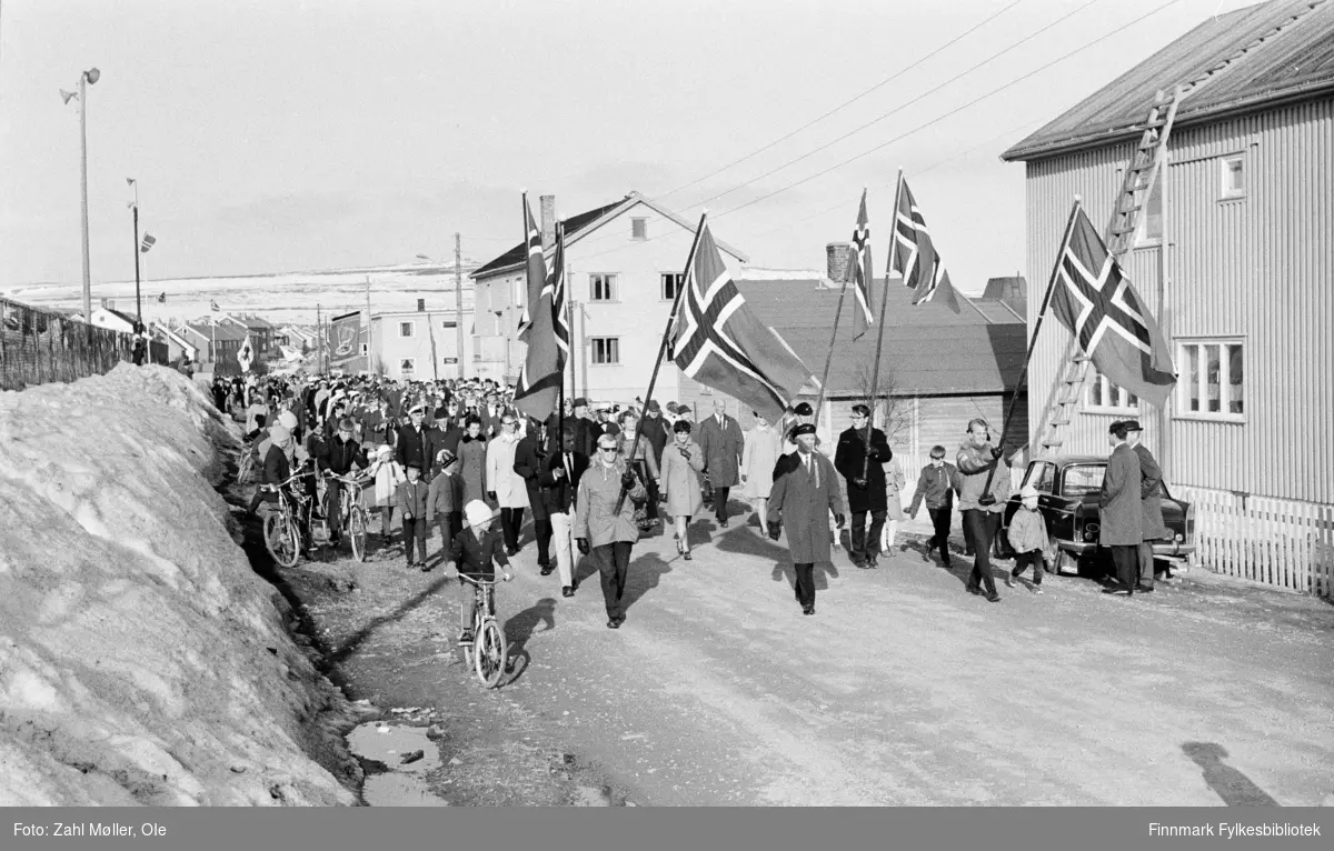 Vadsø 17.5.1969. Borgertoget paraderer i Vadsøs gater. Fotoserie av Vadsø-fotografen Ole Zahl-Mölö.