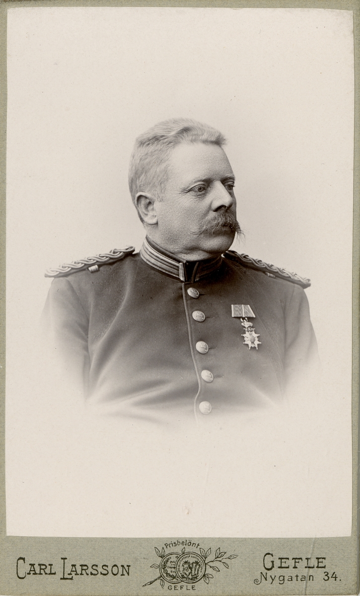 Porträtt av Carl Otto Cavalli, kapten vid Hälsinge regemente I 14.

Se även bild AMA.0002182, AMA.0007714 och AMA.0007024.