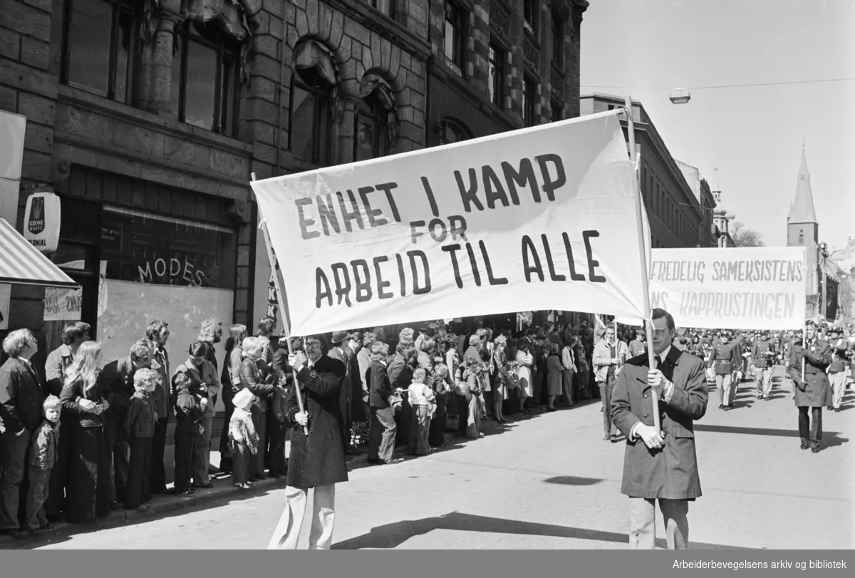 1. mai 1976 i Oslo.Demonstrasjonstog.Parole: Enhet i kamp for arbeid til alle.