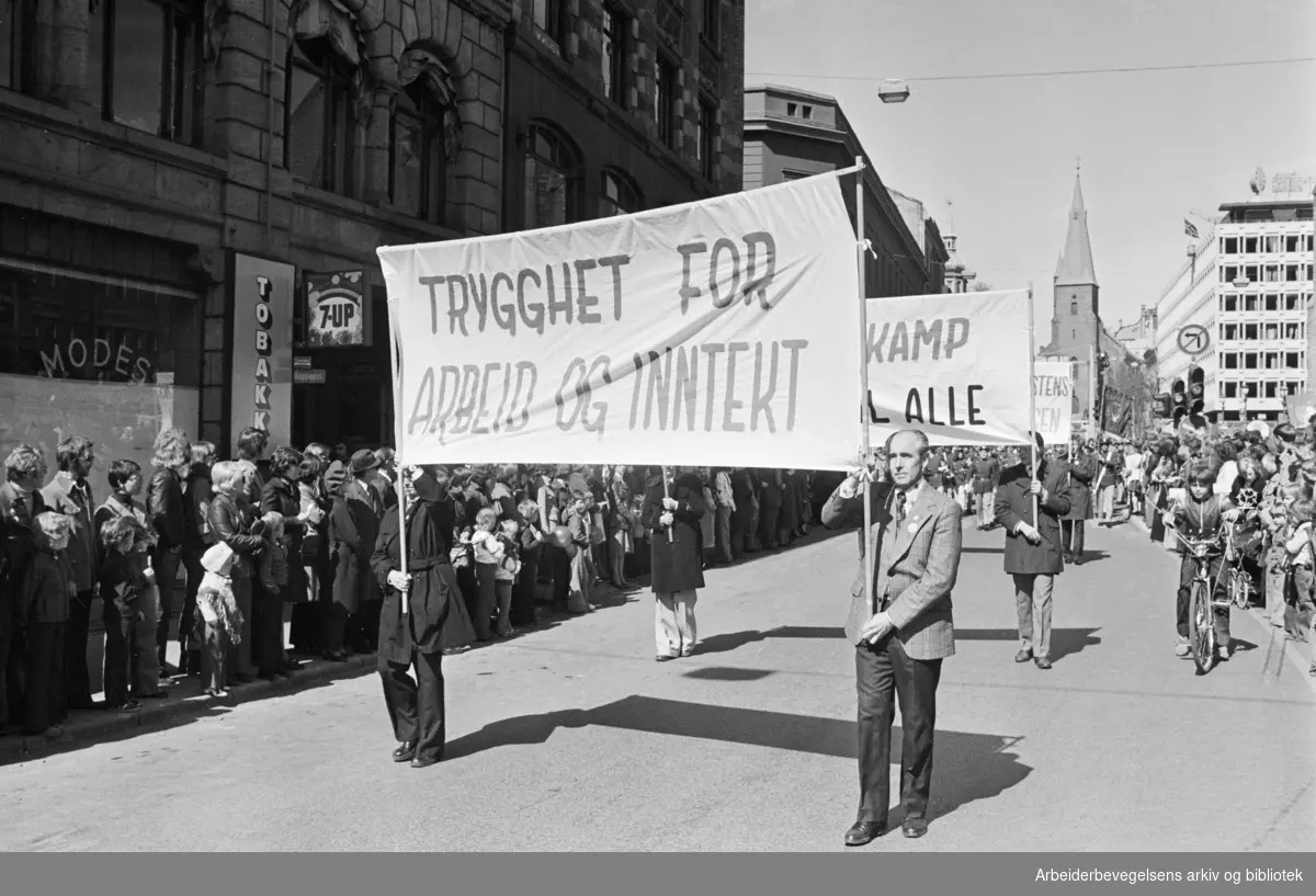 1. mai 1976 i Oslo.Demonstrasjonstog.Parole: Trygghet for arbeid og inntekt.