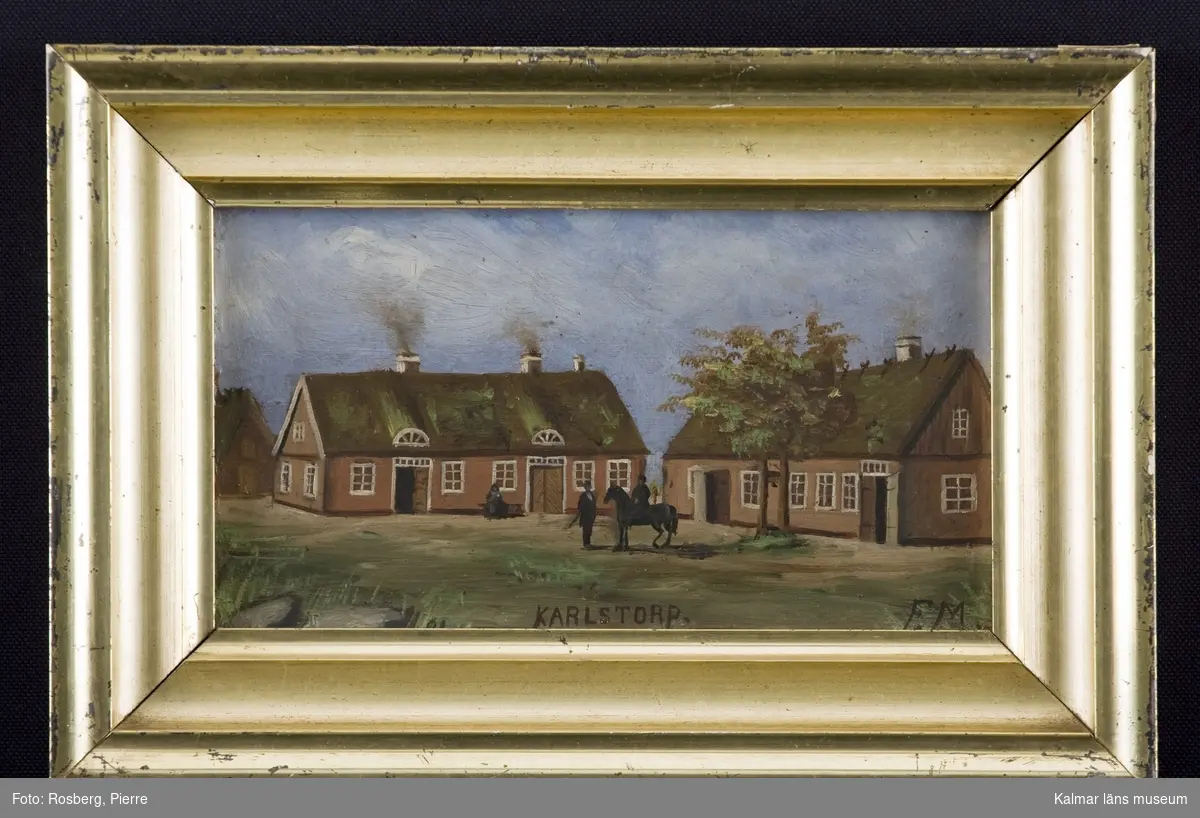 Bondgård med tre byggnader, varav två med sydsvensk karaktär. På gårdsplanen tre personer, varav en ryttare till häst.