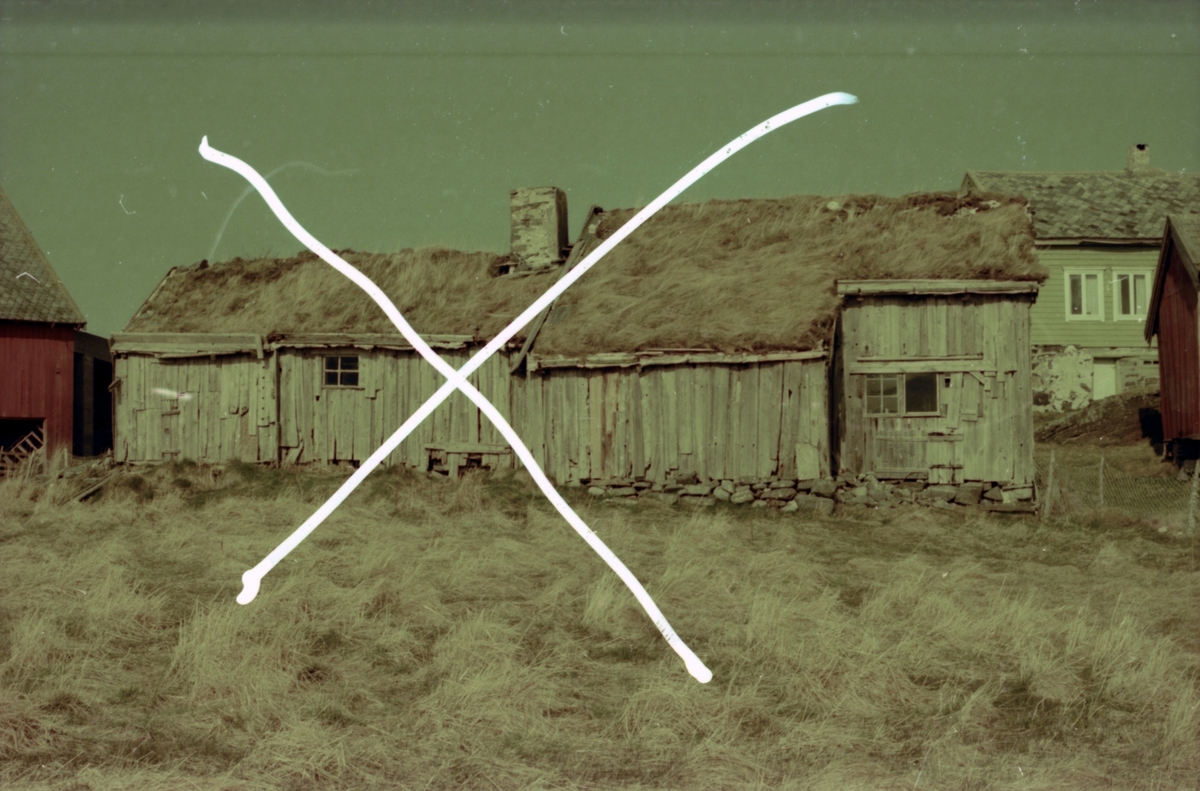 Ei gammal stove på Rasmusgarden på Uksnøya i Sandøy kommune. Bilder fra forskjellige vinkler.