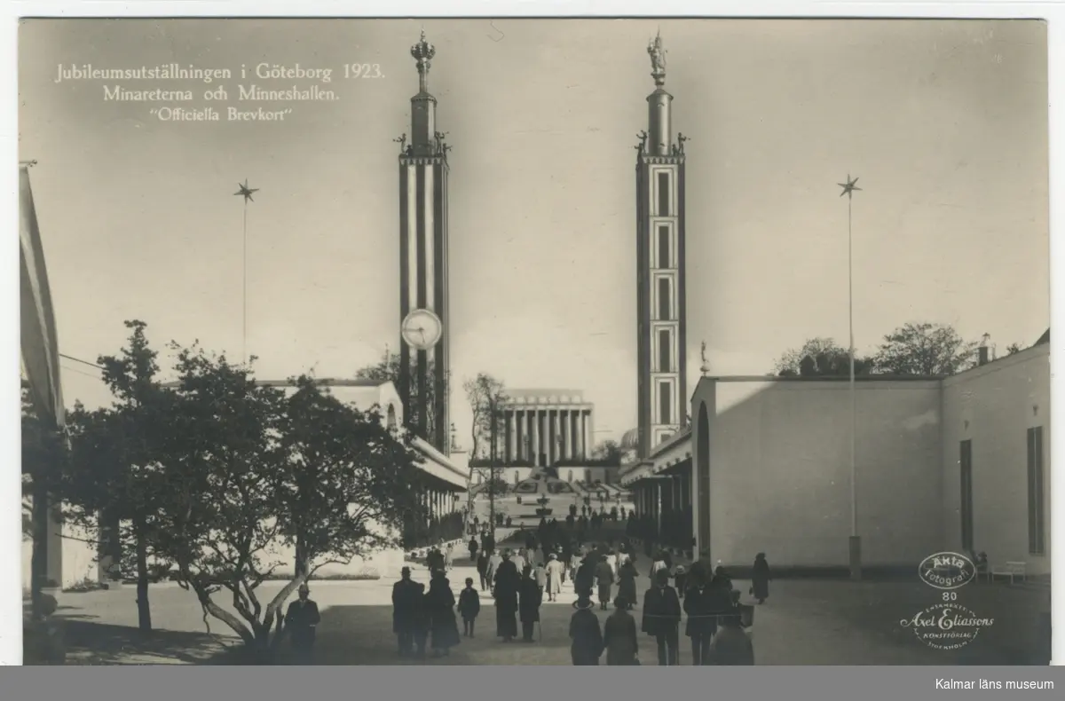 Central i motivet, Minareterna samt Minneshallen vid Jubileumsutställningen i Göteborg 1923. Framför byggnaderna besökande människor.