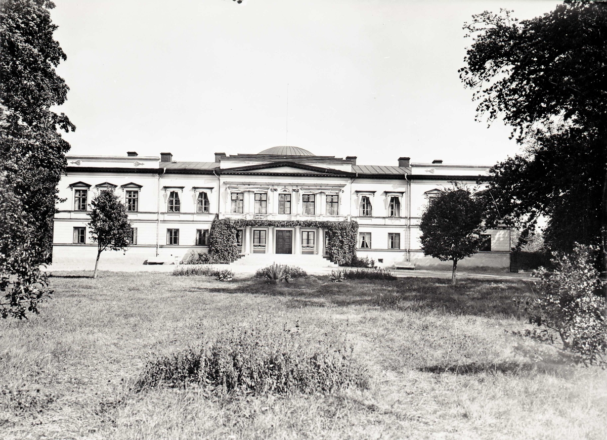 Gränsö slott är en herrgård i Västerviks kommun. Byggnaden ligger på Gränsö, cirka fyra kilometer  utanför Västervik.