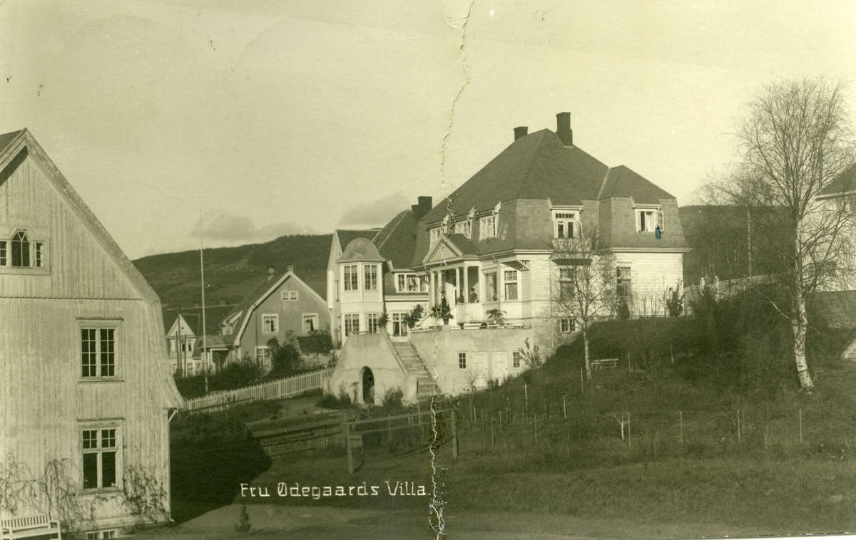 Postkort med motiv av "Fru Ødegaards Villa" på Lillehammer.