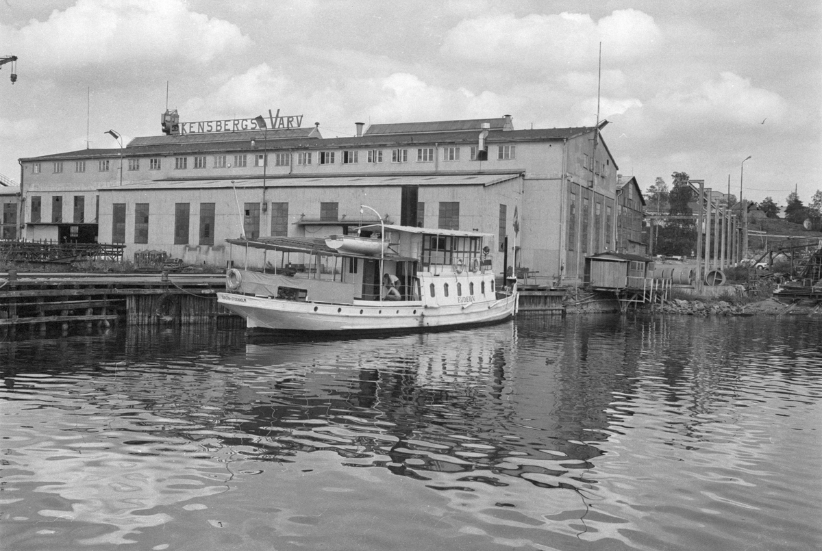 Ekensbergs varv 1970. Passagerarångaren EJDERN, i bakgrunden stora plåthallen