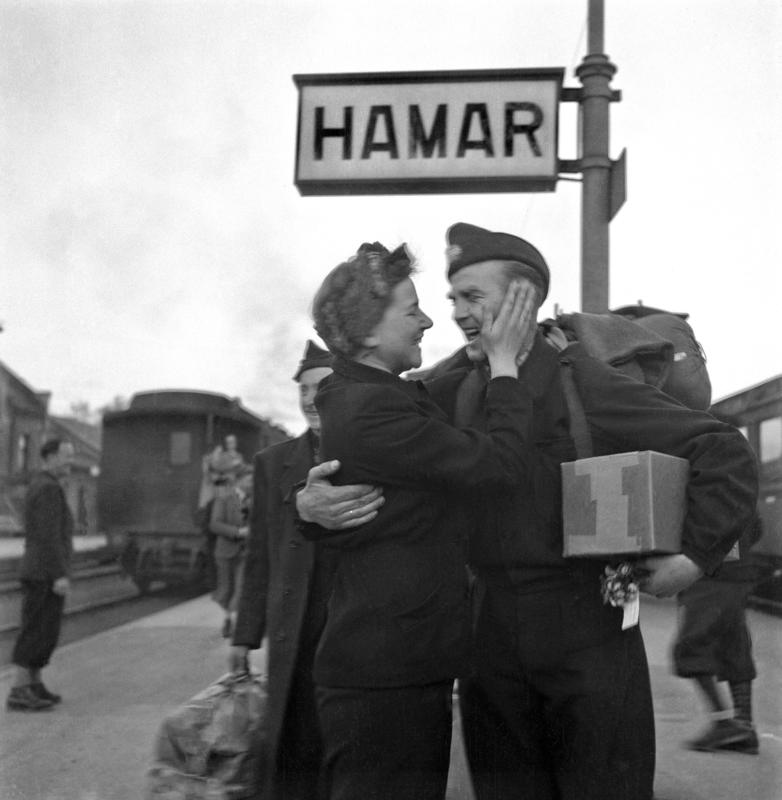 Foto fra Hamar stasjon hvor Edel Raaen (født Rosenlund)  får hjem pølsemaker Ludvik Larsen som hadde vært fange på Grini under andre verdenskrig.