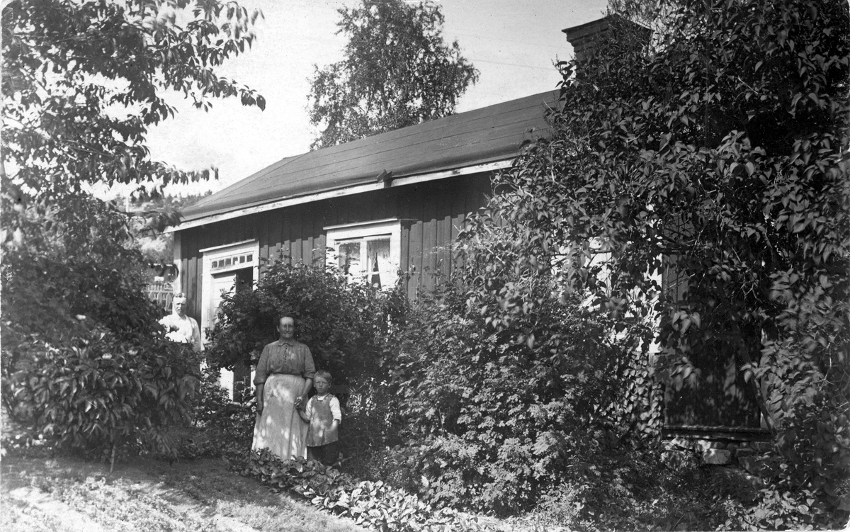 Familjen Lundqvist framför bostaden på Trafikgatan 11.