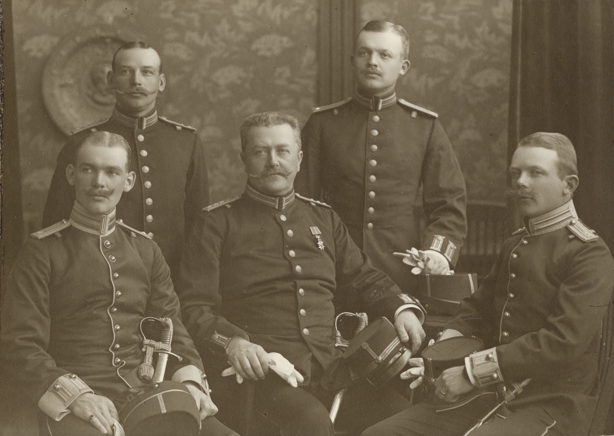 Officersporträtt tagna vid militärskolan i Gävle 1904-1905.