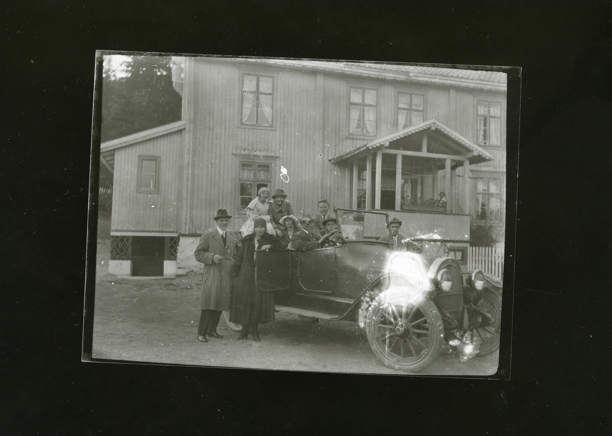 Oldsmobile fra ca 1918 -20. Eigar var Otto Garthus og Kristoffer Rustebakke. Utanfor Fjellheim, Bagn.