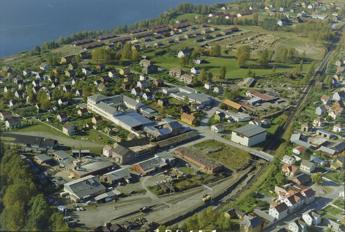 Lillehammer, Busmoen, bebyggelse, bygninger, Steen og Strøms Møbelfabrikk midt i bildet, Lurhaugen i front. Skjellerud gård kan sees i bakgrunnen.