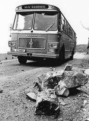 Stein på Aunveien. Buss i bakgrunnen.