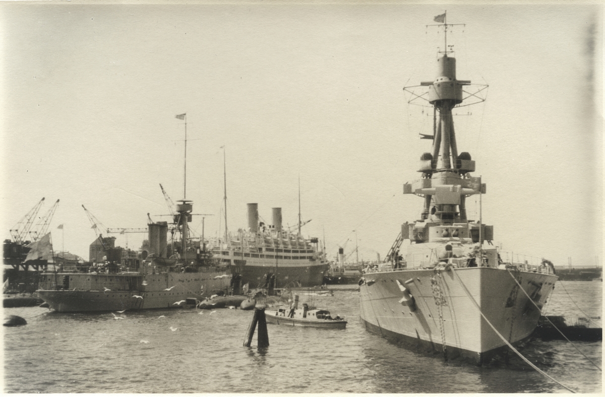 Pansarskeppet DROTTNING VIKTORIA samt ubåtsdepåfartyget SVEA och SAL:s KUNGSHOLM i Göteborg 1929