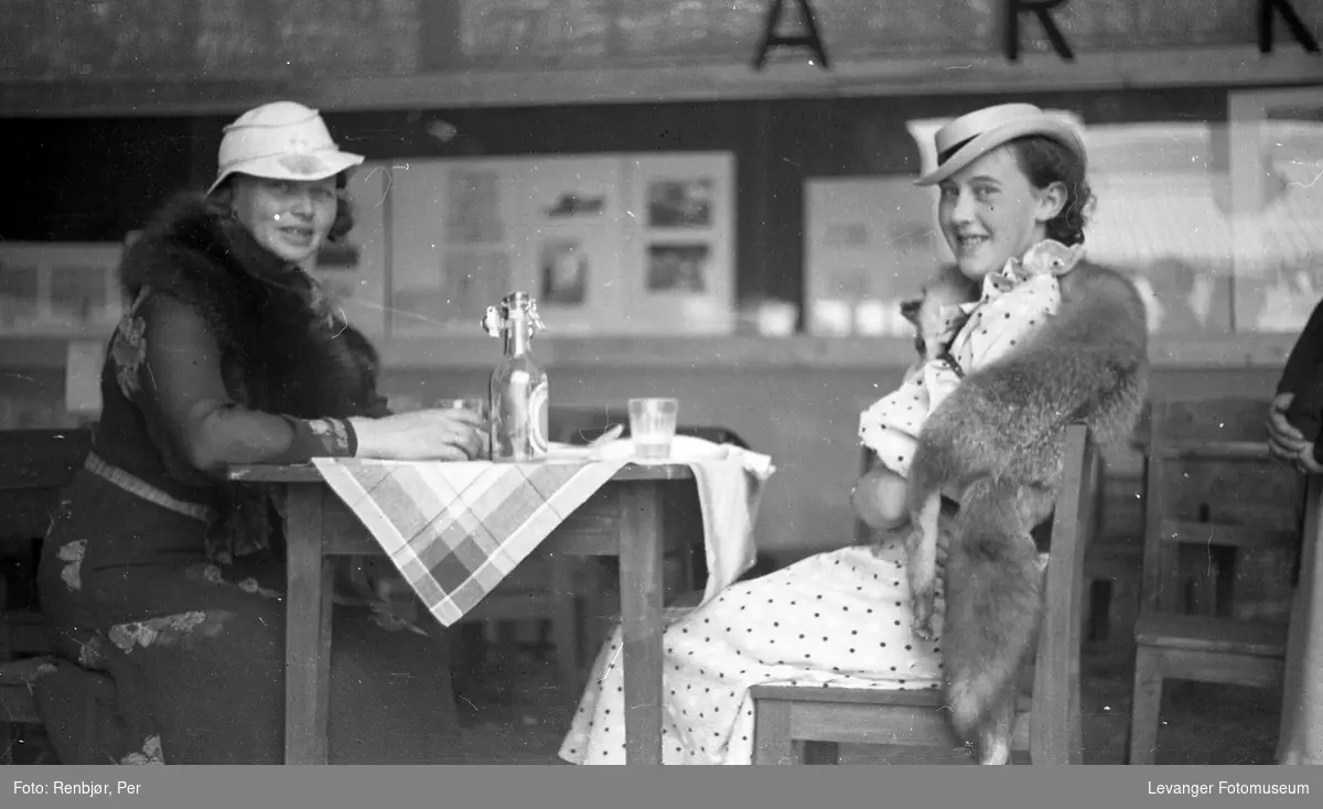 Fra byjubileet i 1936, sommerutstillingen, to kvinner spiser.