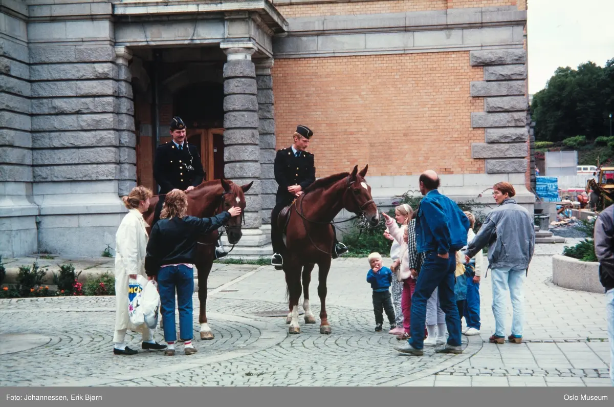 Oslo-dagene 1986, ridende politi, hester, publikum, Nationaltheatret