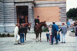 Ridende politi ved Nationaltheatret.