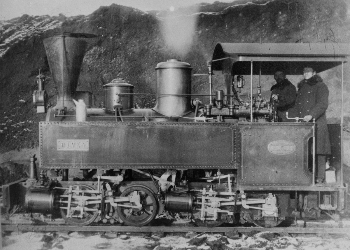 Nesttun-Osbanens damplokomotiv «Ulven» fotografert i Eikhaugen grustak på Søfteland vinteren 1894.