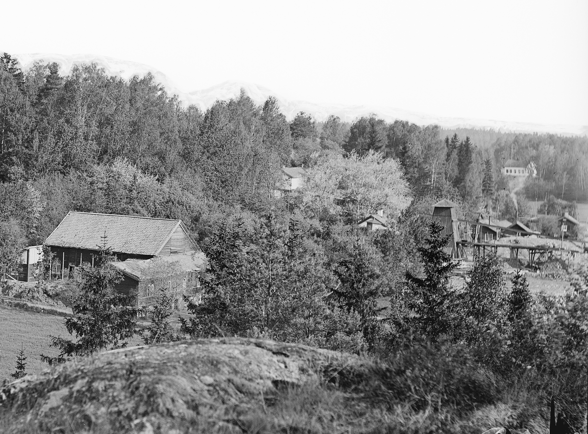 Vy över Nartorp i Skällvik socken. Till vänster herrgården, uppförd omkring 1840. Till höger skymtar del av gruvanläggningen. Malmfyndigheterna i området upptäcktes år 1808. Gruvan var vidare i drift till 1927.
