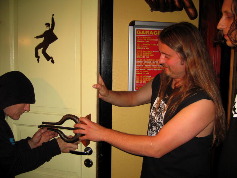 Dennis Reksten og Grutle Kjellson monterer Spellemannpris fra Enslaved som nytt do-dør-håndtak på Garage. (Foto/Photo)