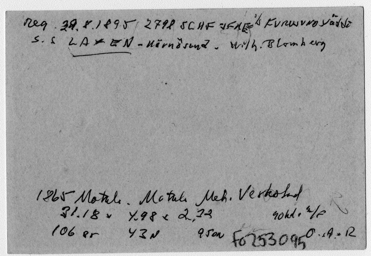 Laxen ute till sjöss.
På bildens baksida finns Bernt Fogelbergs anteckningar om båten, se bild nr 3 bland postens bilder.