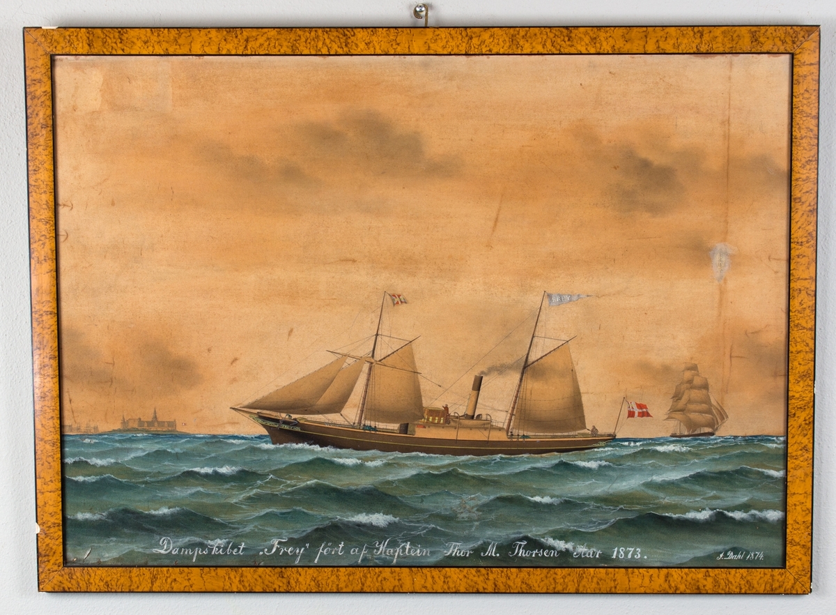 Dampskipet FREY under fart med full seilføring. Til venstre i motivet sees Helsingør med Kronborg slott, og til høyre i motivet en fullrigger. Skipet fører norsk-svensk handelsflagg og vimpel med skipets navn.