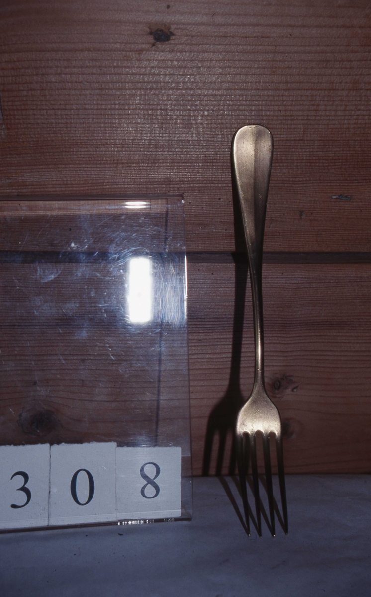 Form: gaffel med 4 lange tindar
