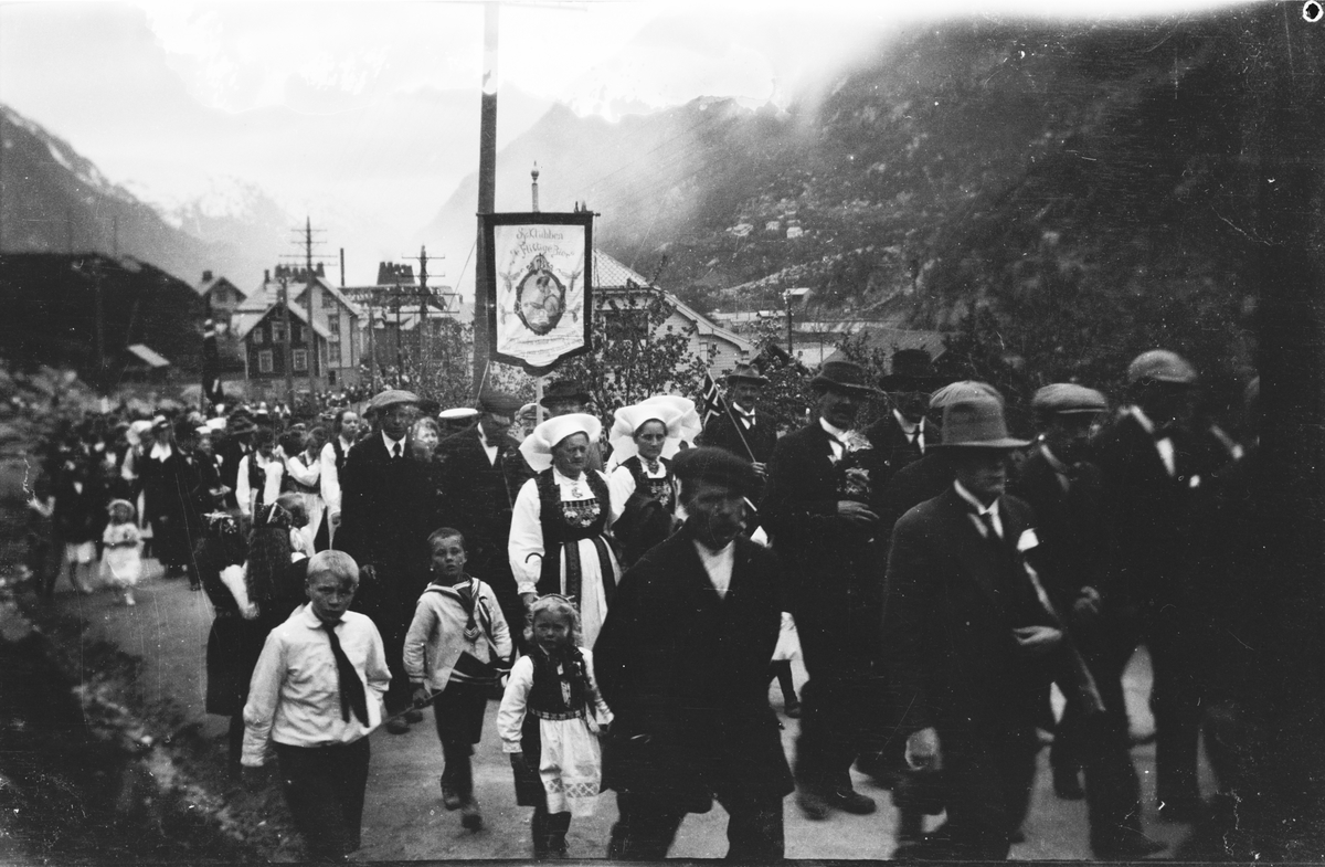 "Folketoget" den 17. mai 1920 ved Nydalen like nedanfor "Meierisvingen". 