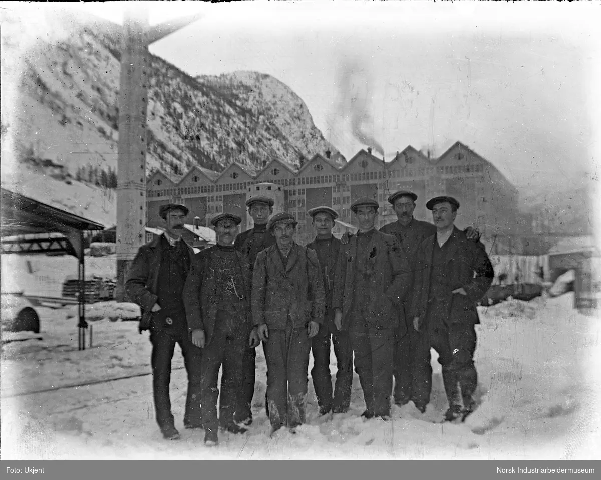 Seks menn foran industriområdet på Norsk Hydro Rjukan