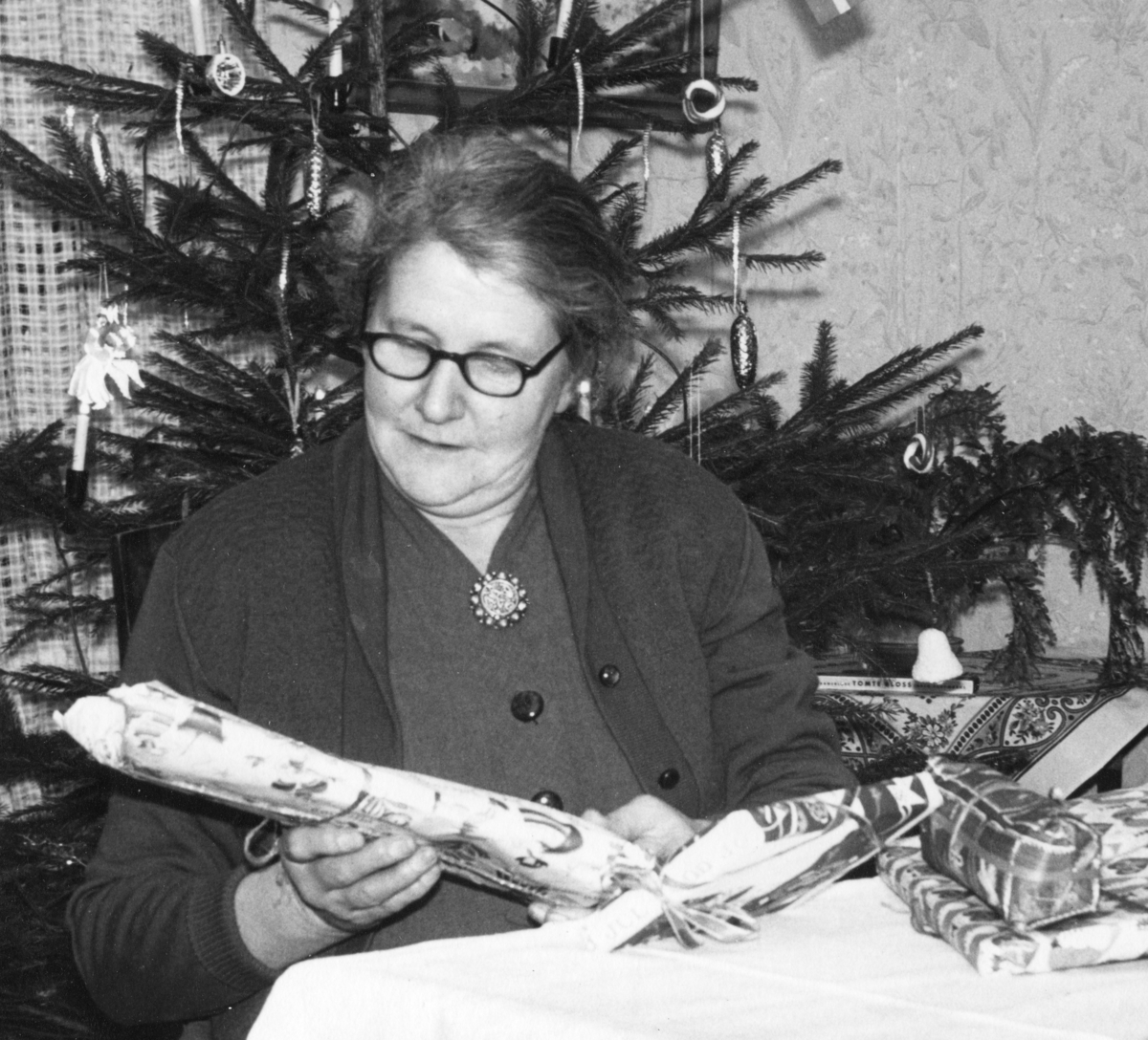 Västra Tunhem, Strömsberg. Astrid Olsson (född Strömdahl) med julklappar.