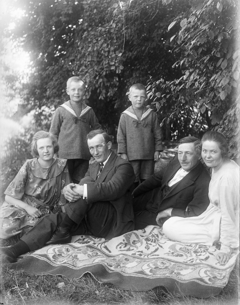"Familjen Salgren och Klara Nilson, pojkarna står bakom", Ådalen, Altuna socken, Uppland 1923