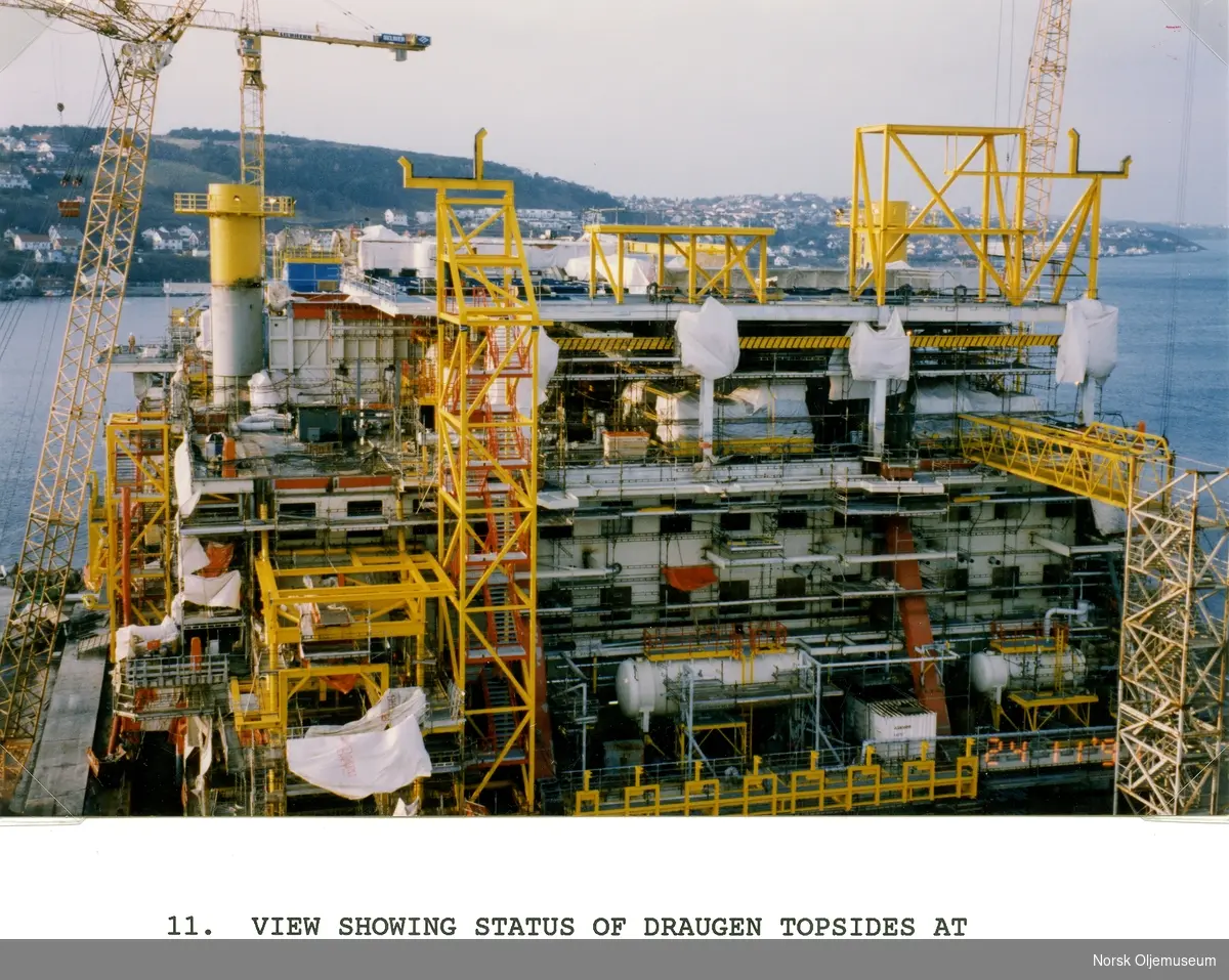 Byggingen av dekket til Draugen skrider frem ved Aker Rosenberg Verft på Buøy ved Stavanger.
Oversiktsbilde av Draugendekket som viser byggestatus pr. 24.11. 1991