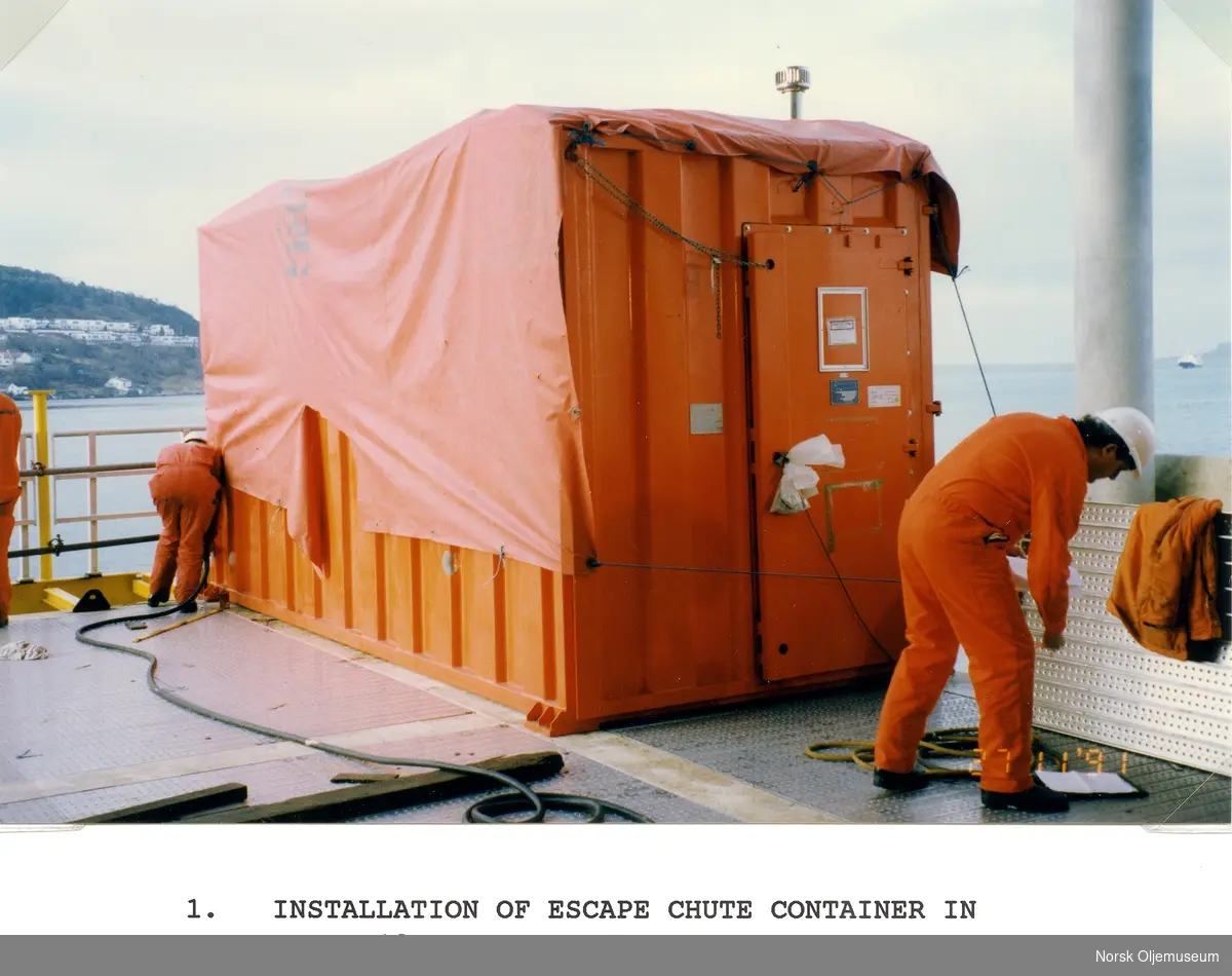 Byggingen av dekket til Draugen skrider frem ved Aker Rosenberg Verft på Buøy ved Stavanger.
Installasjon av container for redningsstrømpe i område C13.