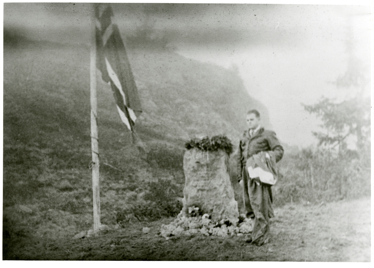 Per Strømsæter ved avdukinga av minnestein etter flystyrt i 1946 på Liastølfjellet.
