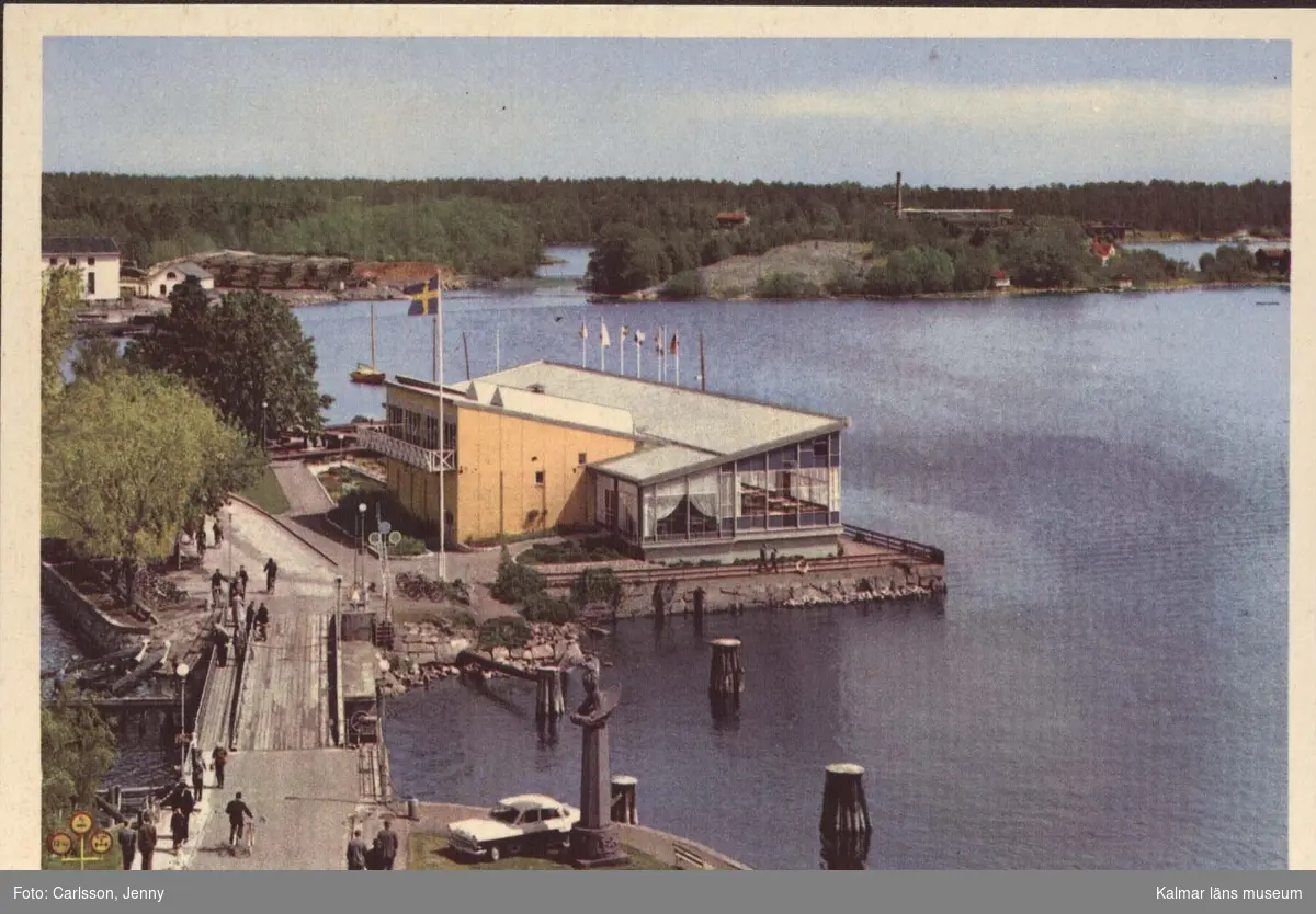 Restaurang Slottsholmen i Västervik, med bro i förgrunden med gående och cyklade personer.