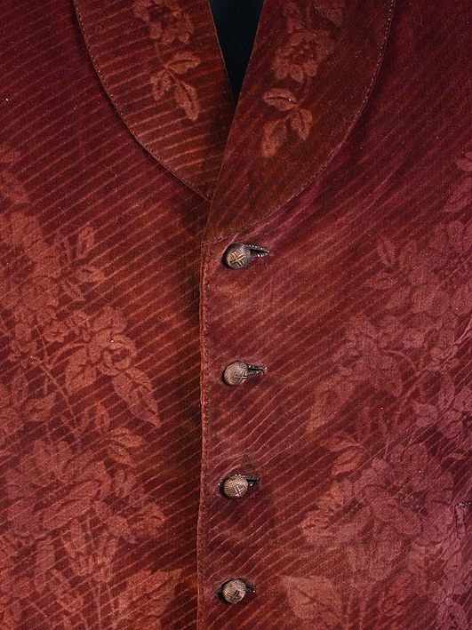 Lila, rödbrunt, blommig och snedrandig mansväst med 5 klädda knappar.