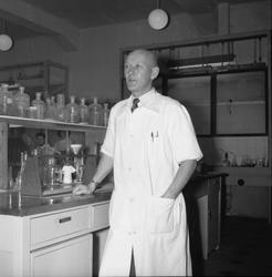 Mann i kvit frakk ved måleutstyr, laboratoriet DNZ, Zinken, 