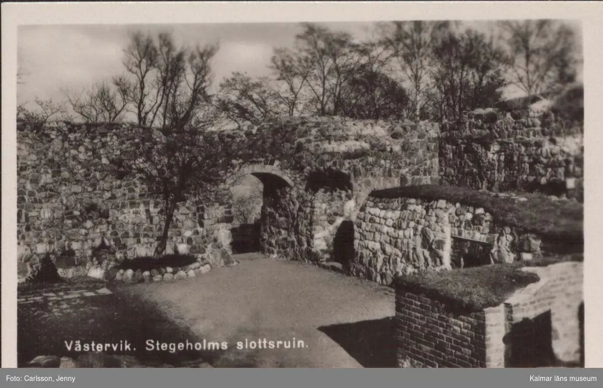 Stegeholms slottsruin i Västervik, insidan av murarna.