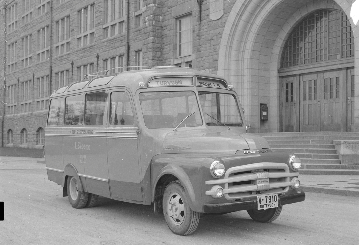 Dodge midibuss turbuss tilhørende L. Skogmo, Spillum fotografert foran Hovedbygningen på NTH