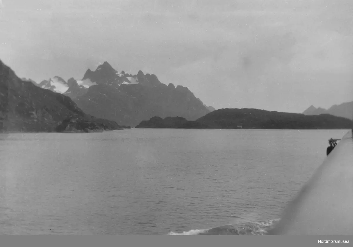Landskapsfoto. Muligens fra Gudrine Andersens reise til Finnmark etter påført tekst på negativmappe. Fra Nordmøre museums fotosamlinger.