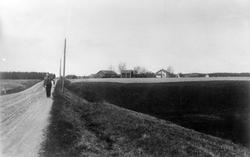 Slitu, Eidsberg - veien ved Øyerud. Den nærmeste gården er a