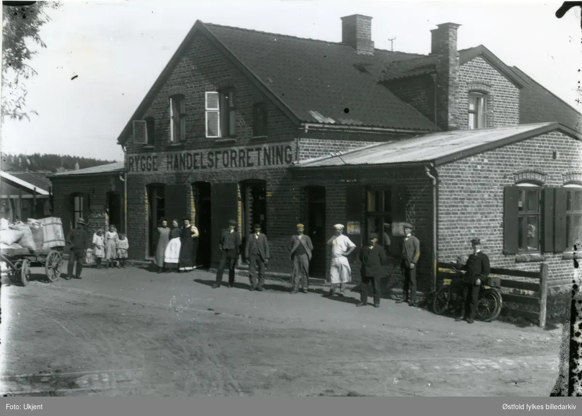 Rygge Handelsforretning ca. 1915. ved jernbaneovergangen fra Rygge  - Rygge kirke. Postkort.