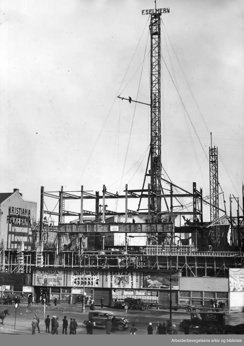Folketeaterbygningen på Youngstorget under oppførelse, september 1933.